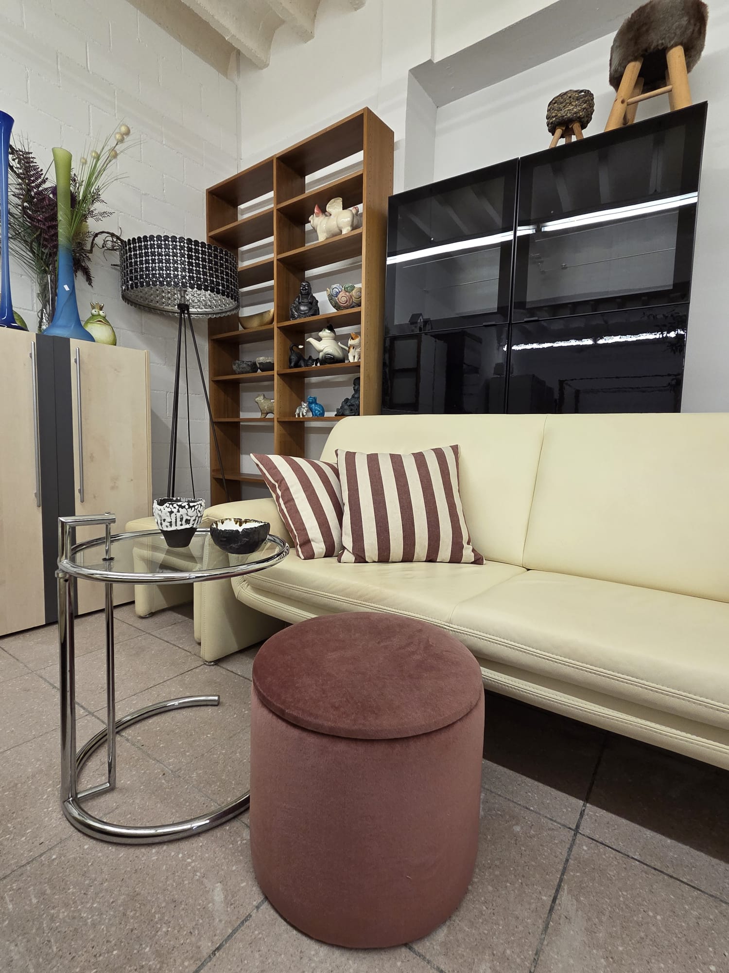 Möbel und Einrichtung bei Osterlohs Fundgrube – Sofa, Regal, Designerlampe
